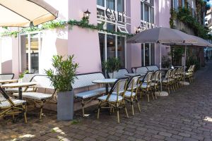 Der Außenbereich des Café Jolie