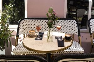 Gedeckter Tisch im Außenbereich