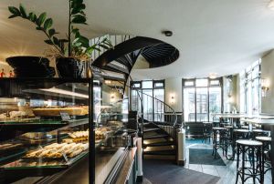 Blick auf helle Fenster und eine geschwungene Wendeltreppe