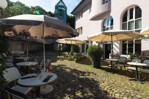 Der schattige Außenbereich des Café Jolie