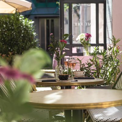 Zwei Aperitifs auf einem Tisch im Außenbereich