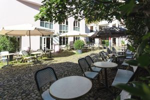 Der schattige Außenbereich des Café Jolie