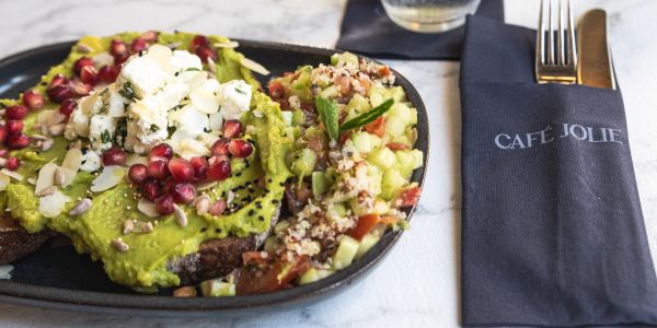 Avo Toast mit reichlich Avocado und Quinoa-Salat