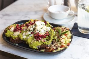 Avo Toast mit reichlich Avocado und Quinoa-Salat