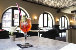 Aperol Spritz auf einem Mamortisch