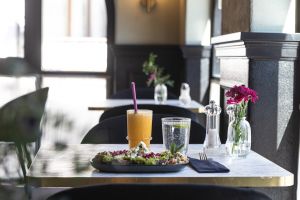 Avo-Toast und kühle Getränke an einem Tisch für zwei