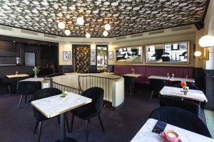 Bestuhlter Innenraum mit Tischen im Obergeschoss