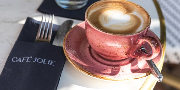 Mit Milchschaum dekorierten Kaffee auf der Terrasse