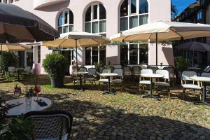 Der schattige Außenbereich des Café Jolie